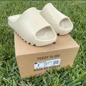 MAKE AN OFFER Yeezy Slides